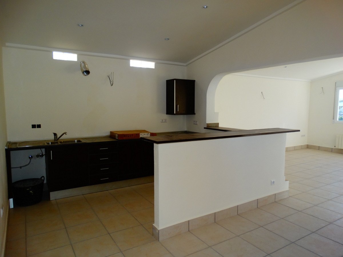 Edificio comercial con 4 apartamentos en venta en Javea