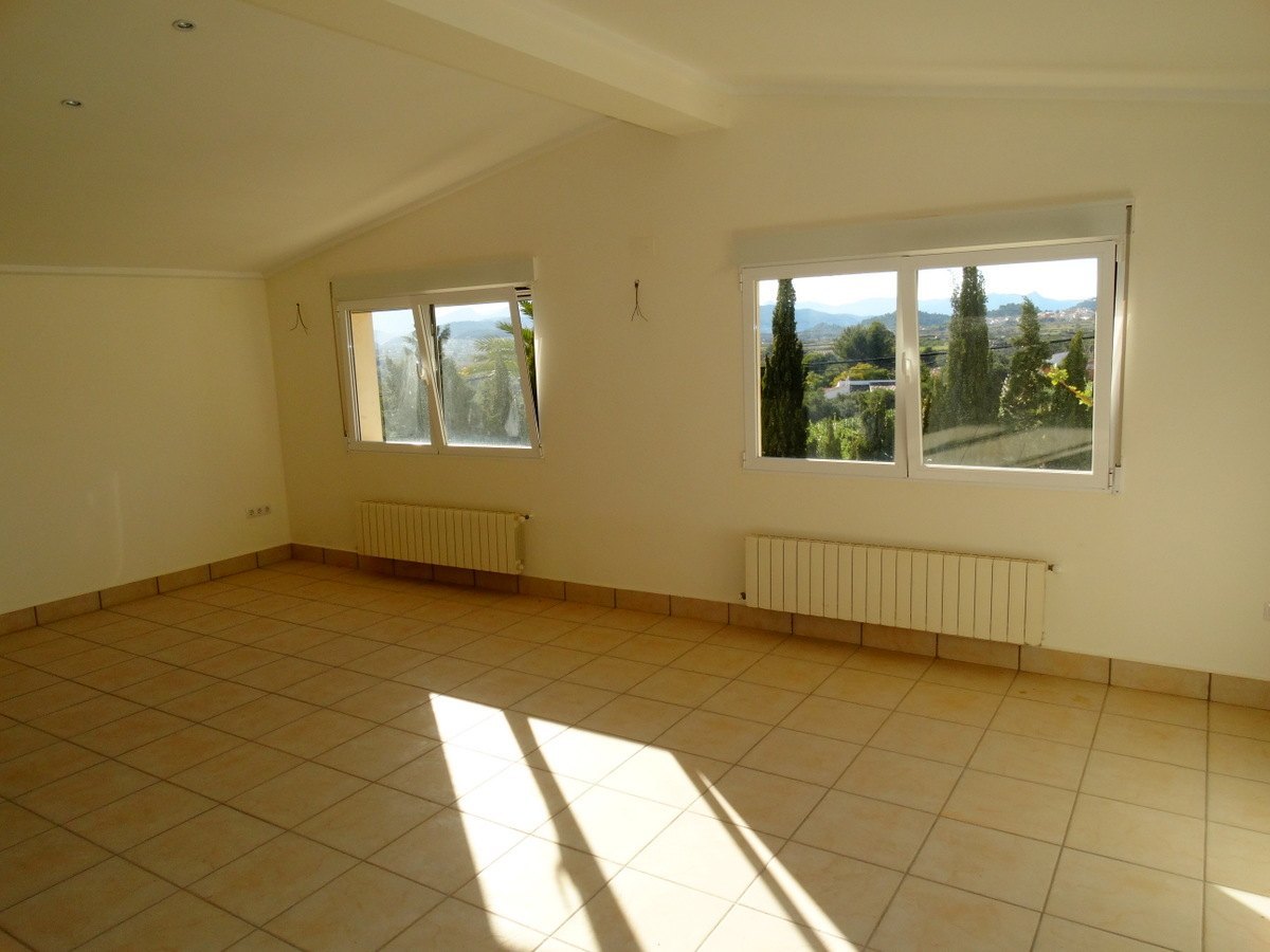 Edificio comercial con 4 apartamentos en venta en Javea