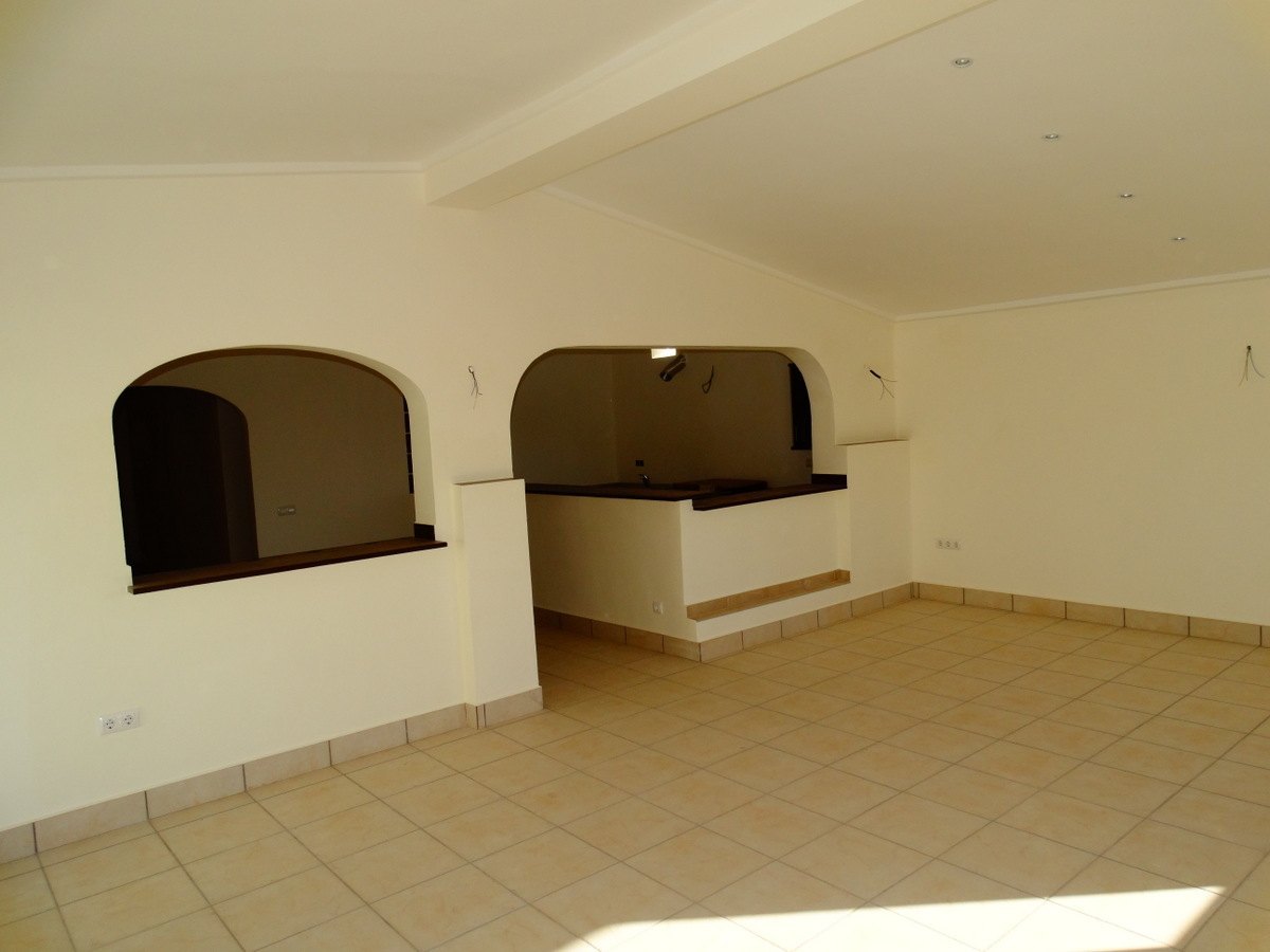 Edificio comercial con 4 apartamentos en venta en Javea