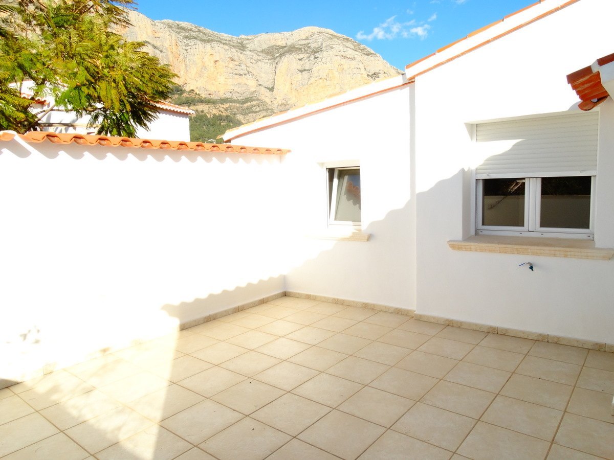 Edificio comercial con 4 apartamentos en venta en Javea