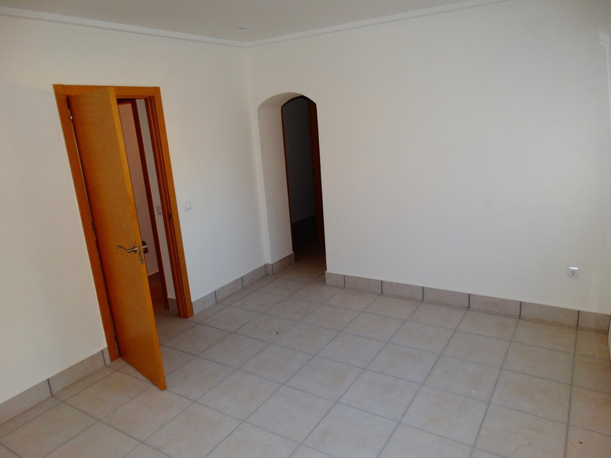 Edificio comercial con 4 apartamentos en venta en Javea