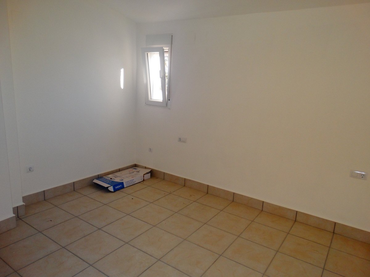 Edificio comercial con 4 apartamentos en venta en Javea