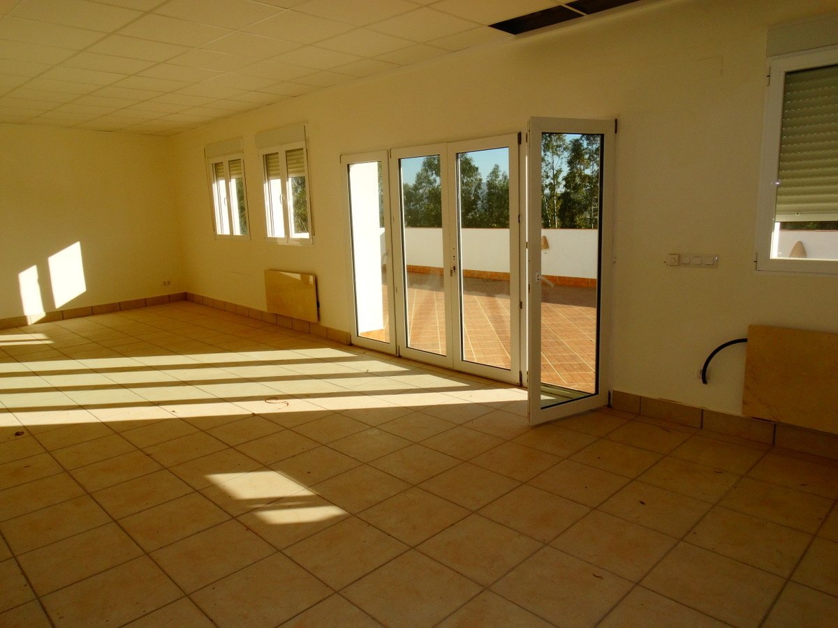 Edificio comercial con 4 apartamentos en venta en Javea