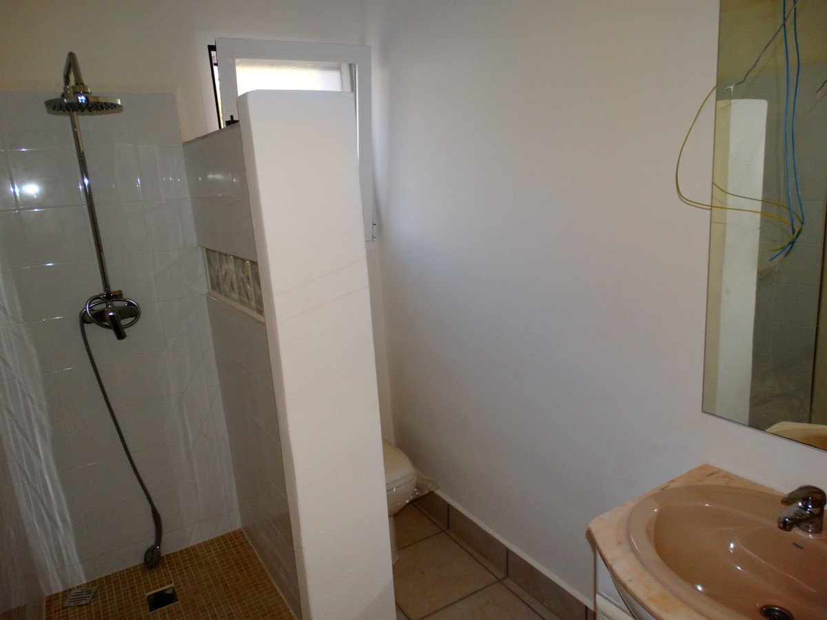 Edificio comercial con 4 apartamentos en venta en Javea