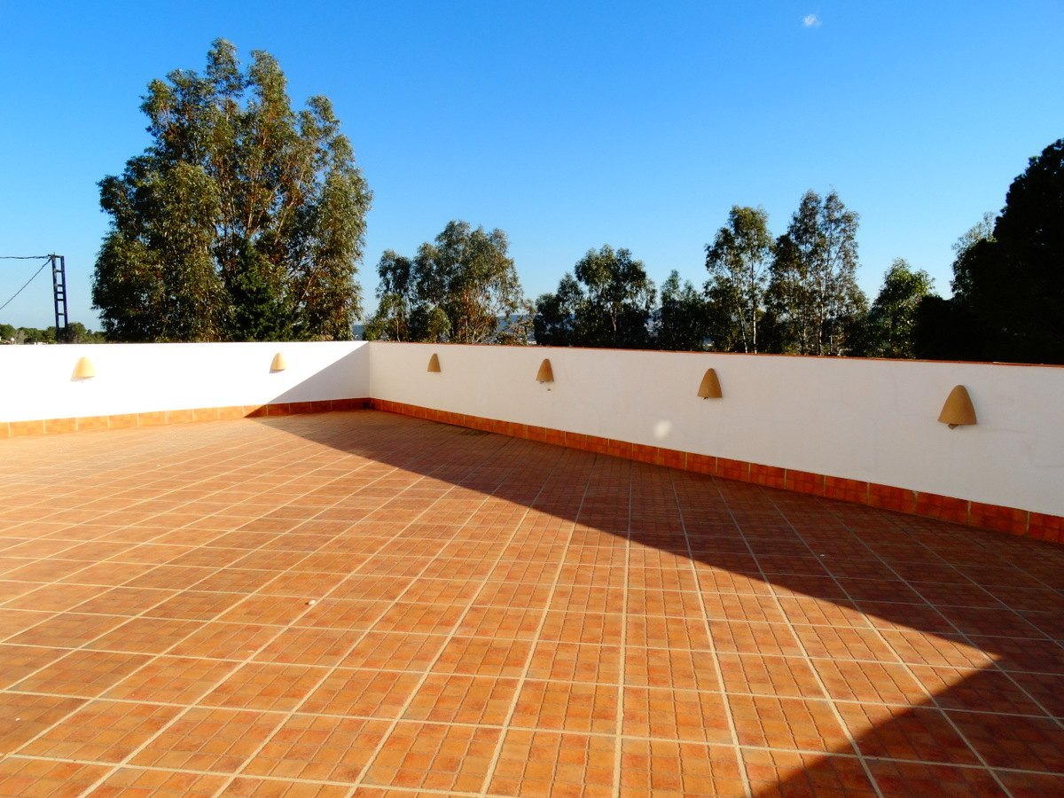 Edificio comercial con 4 apartamentos en venta en Javea