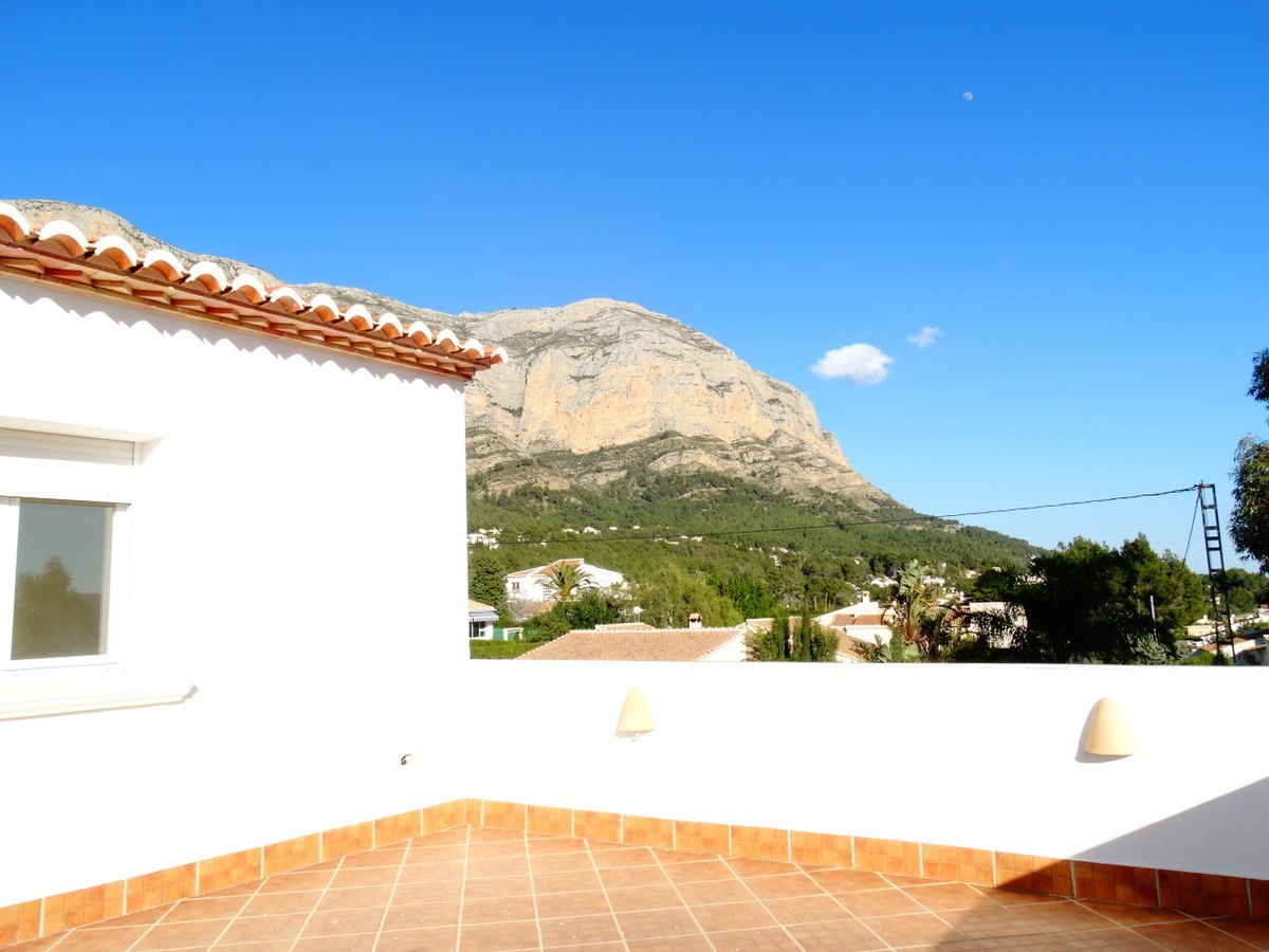 Edificio comercial con 4 apartamentos en venta en Javea