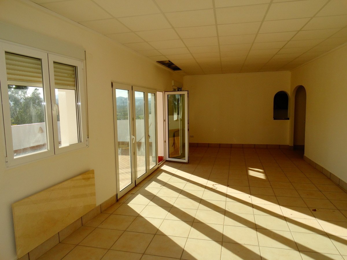 Edificio comercial con 4 apartamentos en venta en Javea