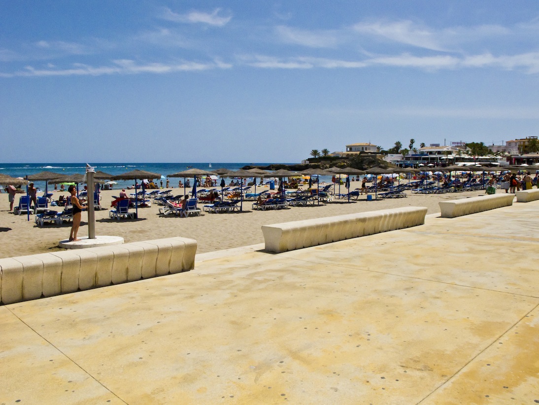 VILLA DE DISEÑO CONTEMPORÁNEO A POCOS MINUTOS DE LA PLAYA