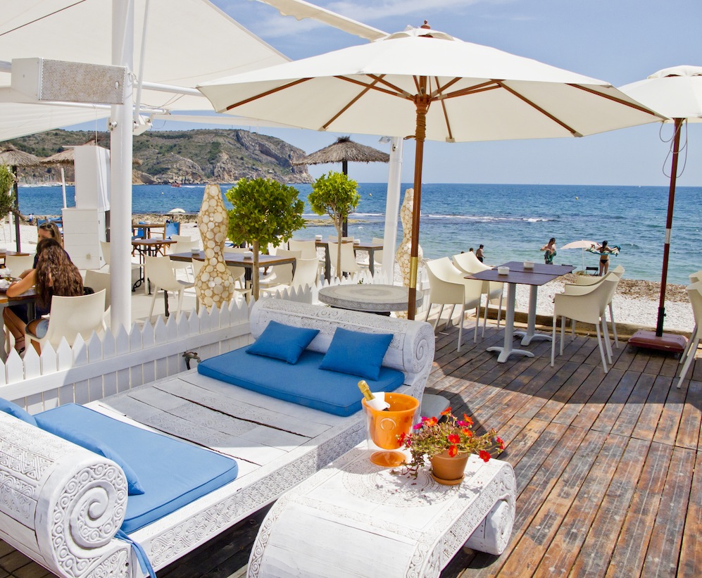 VILLA DE DISEÑO CONTEMPORÁNEO A POCOS MINUTOS DE LA PLAYA